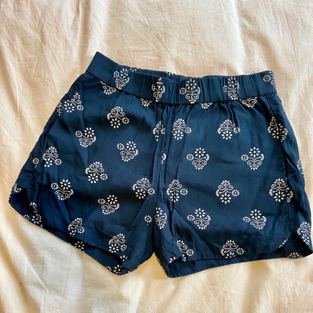 Madewell. Blue shorts with floral design pattern.